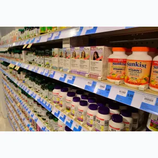 Реална снимка на витаминни капсули като илюстрация на обща wellness оферта